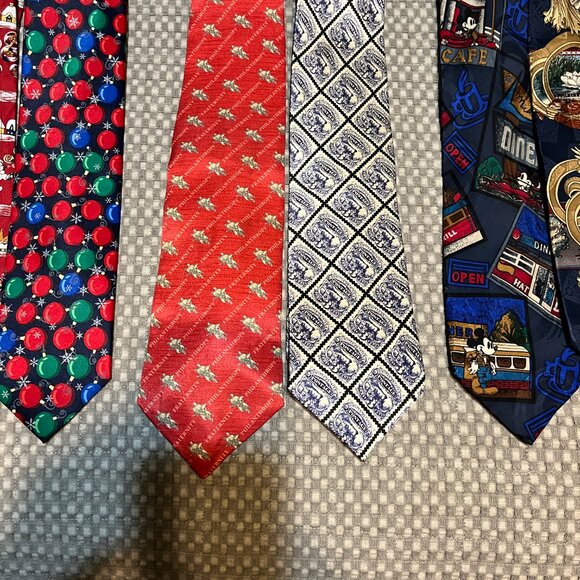 9 vintage Looney Tunes/Disney, Postage Stamp, Tabasco ,Christmas, etc, neck ties - Picture 7 of 9